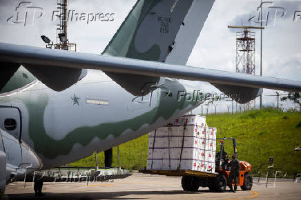 Militares da FAB embarcam lotes da Coronavac no Aeroporto de Guarulhos (SP)