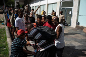 Moradores de rua fazem fila por caf no RJ