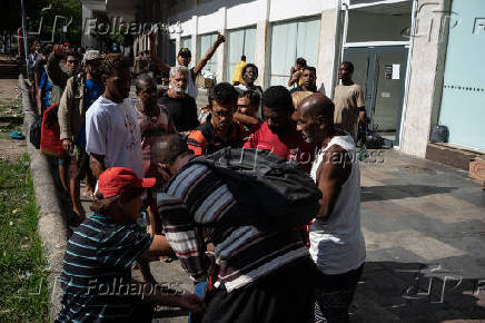 Moradores de rua fazem fila por caf no RJ