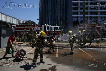 Bombeiros trabalham no rescaldo de um incndio no hospital Santa Luzia