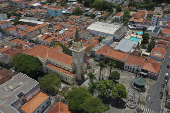 Vista de drone da cidade com Igreja Matriz Nossa Senhora do Perptuo Socorro