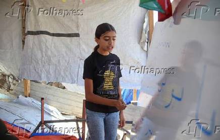 Crianas palestinas recebendo educao dentro de uma tenda escolar.