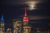 Uma Super Lua  vista sobre  Ilha de Manhattan, em Nova York