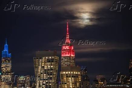 Uma Super Lua  vista sobre  Ilha de Manhattan, em Nova York