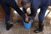 Miles de voluntarios colaboran sin descanso en los pueblos arrasados por el agua