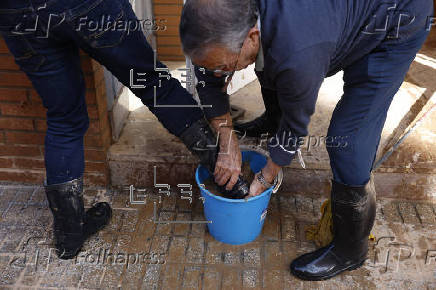 Miles de voluntarios colaboran sin descanso en los pueblos arrasados por el agua