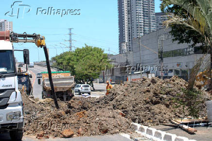 Solapamento abre cratera na Av. Doutor Gasto Vidigal em SP