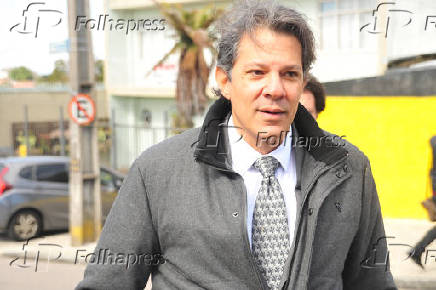 Fernando Haddad visita Lula em Curitiba (PR)