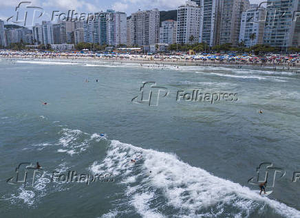 Movimentao na praia das Pitangueiras, no Guaruj, no litoral sul de SP