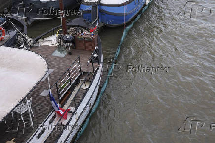 Rio Sena nos arredores da ponte Alexandre 3