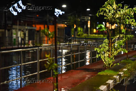 Chuva cai na cidade de Santos