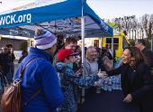 La exvicepresidenta Kamala Harris reparte comida de WCK en Altadena