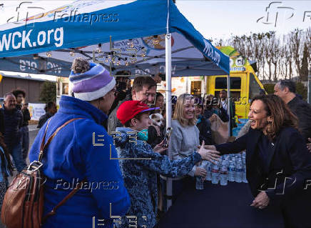 La exvicepresidenta Kamala Harris reparte comida de WCK en Altadena