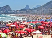 Praia de Copacabana lotada com banhistas e turistas