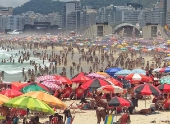 Praia de Copacabana lotada no primeiro dia do ano