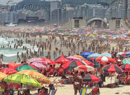 Praia de Copacabana lotada no primeiro dia do ano