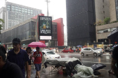 Pedestres enfrentam chuva na Avenida Paulsita, em So Paulo (SP)