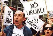 O ator Raul Cortez em manifestação