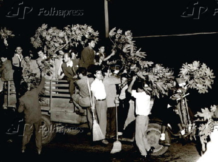 Manifestantes com vassouras e galhos