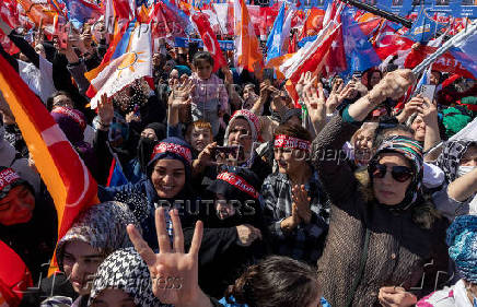 Supporers of Turkey's President Erdogan and Murat Kurum wave flags and cheer during a raally in Istanbul