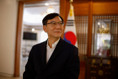 O embaixador da Coreia do Sul no Brasil, Lim Ki-Mo, na residncia oficial em Braslia