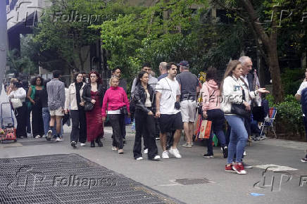 Pedestres enfrentam tarde gelada na Paulista