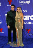 El negro y los diseos clsicos intervenidos dominaron la alfombra de los Latin Billboards