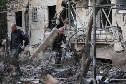 Rocket fired from Lebanon hits residential area in Moshav Rinatya, central Israel