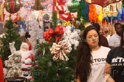 Movimentao de consumidores fazendo compras para o Natal