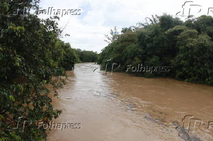 Cem moradores deixam rea aps inundao do Rio Atibaia