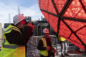 Pitbull instala ltimo cristal de la icnica bola que cada Fin de Ao cae en Times Square