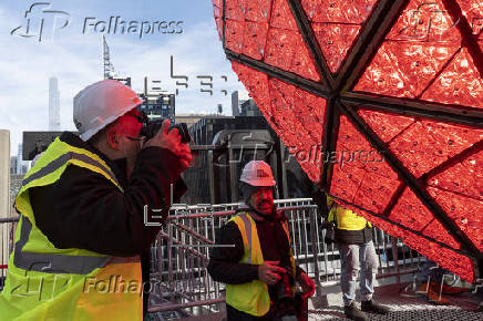 Pitbull instala ltimo cristal de la icnica bola que cada Fin de Ao cae en Times Square