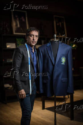 O estilista Ricardo Almeida apresenta o novo terno da seleo brasileira