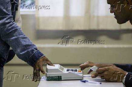 Eleitora vota usando biometria em Guarulhos (SP)