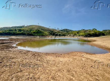 Nvel baixo da Represa de Paraibuna SP