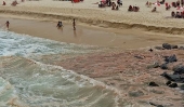 Praia do Leme, no Rio de Janeiro com s aguas na cor avermelhada