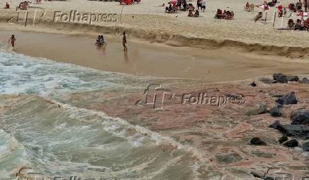 Praia do Leme, no Rio de Janeiro com s aguas na cor avermelhada