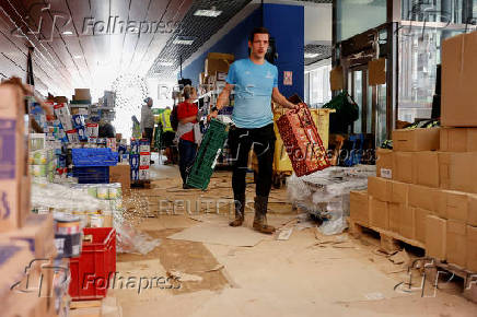 Flood-affected residents share opposite views on the Valencia marathon