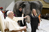 Dos elefantes robticos y un circo, protagonistas en la audiencia general del papa