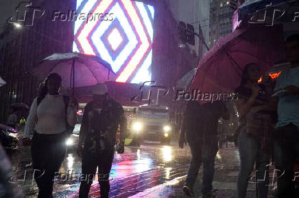 Temporal atinge o centro de So Paulo 