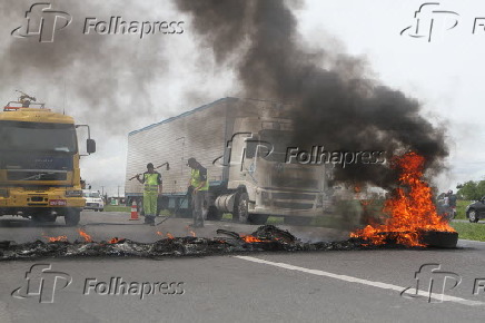 Protesto de caminhoneiro na rodovia Contorno Leste em So Jos dos Pinhais