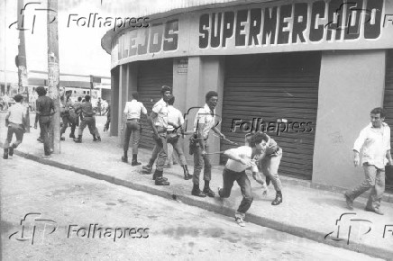 Policiais contm manifestantes, em So