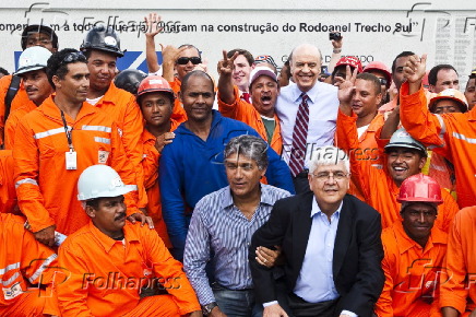 O governador Jos Serra, juntamente com Paulo Preto (de camisa listrada), engenheiro da Dersa