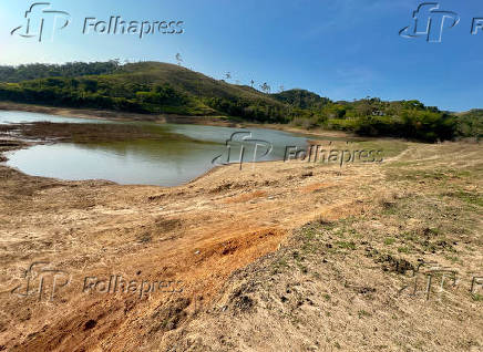 Nvel baixo da Represa de Paraibuna SP