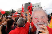 Manifestantes pr-Lula em frente  sede da PF em Curitiba
