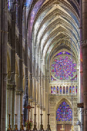 Vista interna da Catedral de Notre-Dame de Reims, na Frana