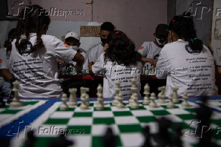 ONG oferece 'bolsa xadrez' a crianças carentes na Grande São Paulo