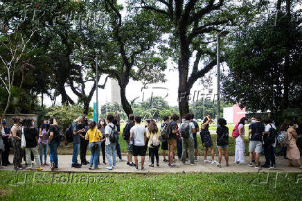 Estudantes com mscaras na fila do bandejo da USP