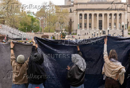 Demonstrators protest in solidarity with Pro-Palestinian organizers in a sit in on the Columbia University campus, in New York City