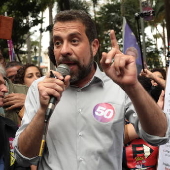 Guilherme Boulos faz caminhada pelas ruas de SP